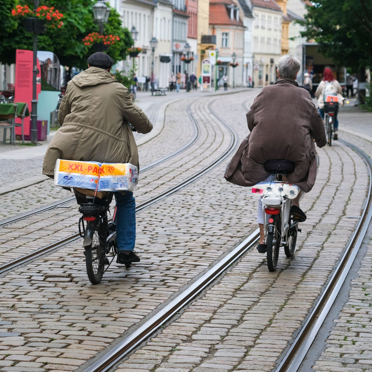 Straßenbahnschienen können für Räder ein tückisches Hindernis sein. (Archivbild) - Foto: Jens Kalaene/dpa