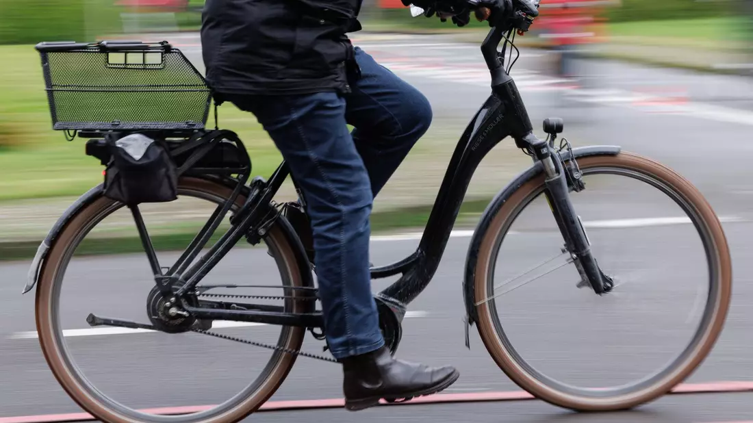 Schnellere Pedelecs mit E-Antrieb sind in mehr Unfälle verwickelt. (Archivbild) - Bild: Friso Gentsch/dpa