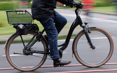 Rettungsdienstler fordern eine Helmpflicht für Pedelec-Fahrer. (Symbolbild) - Foto: Friso Gentsch/dpa Rettungsdienstler fordern eine Helmpflicht für Pedelec-Fahrer. (Symbolbild) - Foto: Friso Gentsch/dpa