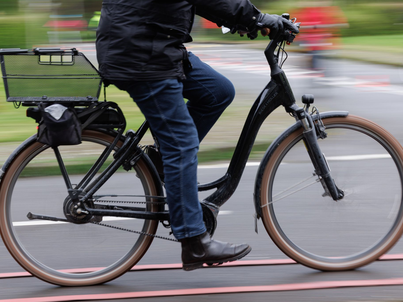 Rettungsdienstler fordern eine Helmpflicht für Pedelec-Fahrer. (Symbolbild) - Foto: Friso Gentsch/dpa