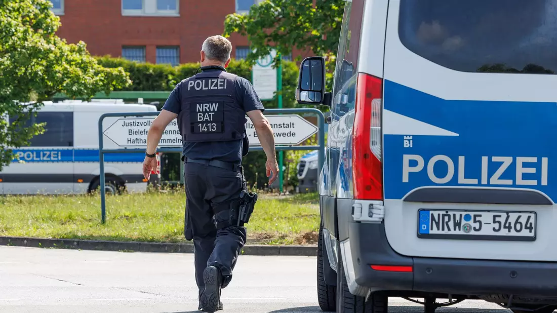 Die Polizei sucht mit einem großen Aufgebot und auch technischen Hilfsmitteln nach den Straftätern. - Bild: Friso Gentsch/dpa