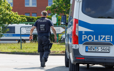 Die Polizei sucht mit einem großen Aufgebot und auch technischen Hilfsmitteln nach den Straftätern. - Foto: Friso Gentsch/dpa