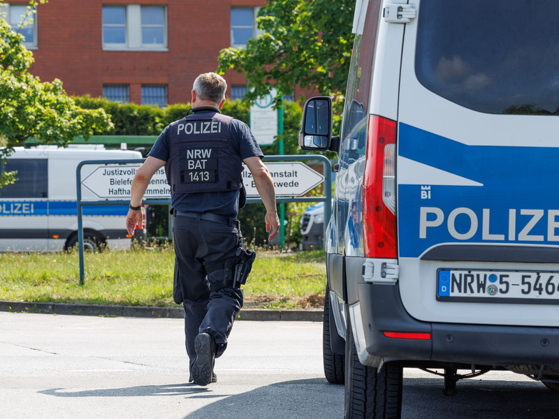 Die Polizei sucht mit einem großen Aufgebot und auch technischen Hilfsmitteln nach den Straftätern. - Foto: Friso Gentsch/dpa