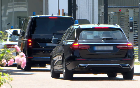 Der Beschuldigte wurde in Karlsruhe dem Ermittlungsrichter vorgeführt. - Foto: Rene Priebe/dpa