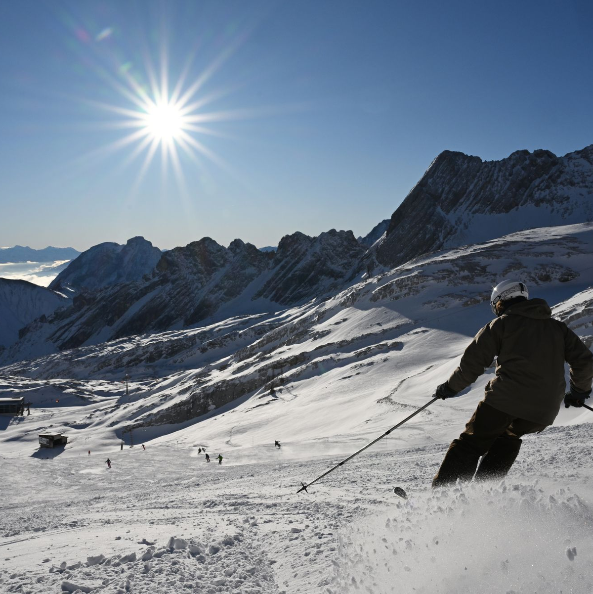 Zum Saisonstart sah es schneemäßig auf der Zugspitze nicht schlecht aus. (Archivbild) - Foto: Angelika Warmuth/dpa