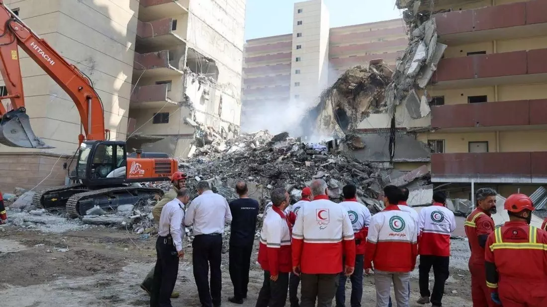 Rettungskräfte versuchen, Überlebende nach einem israelischen Angriff auf Teheran zu finden.  - Bild: Uncredited/Iranian Red Crescent Society/dpa