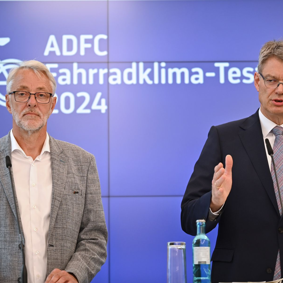 Minister Patrick Schnieder (re.) empfiehlt Schutzhelme - aber ohne Pflicht.  - Foto: Katharina Kausche/dpa