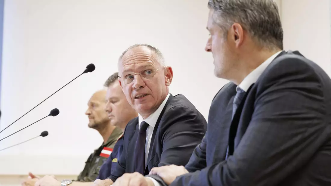 Österreichs Innenminister informierte mit Ermittlern über die bisherigen Erkenntnisse. - Bild: Erwin Scheriau/APA/dpa