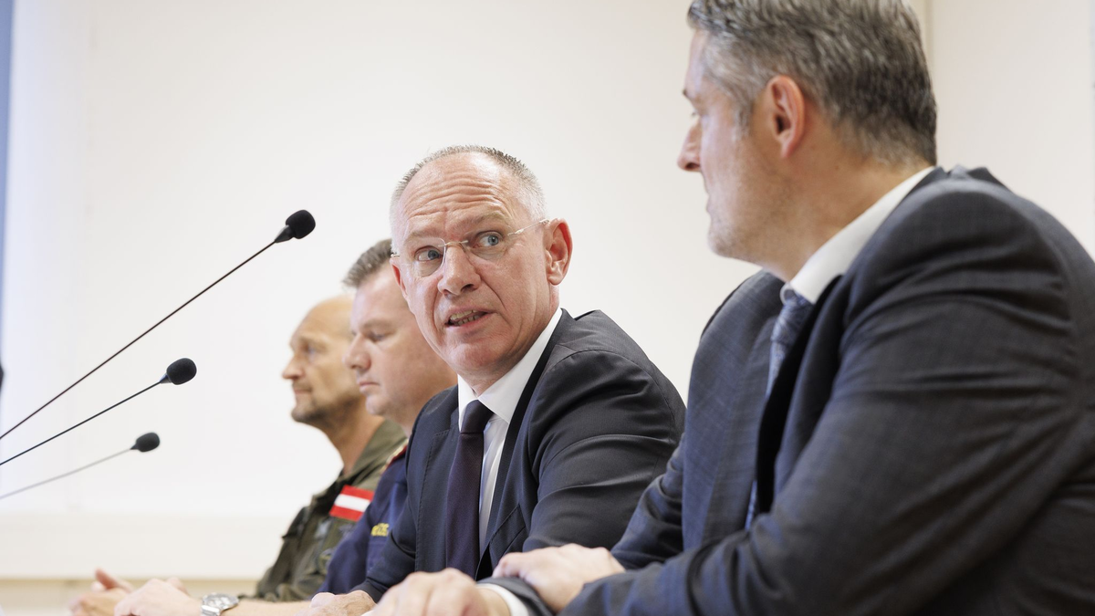 Österreichs Innenminister informierte mit Ermittlern über die bisherigen Erkenntnisse. - Foto: Erwin Scheriau/APA/dpa
