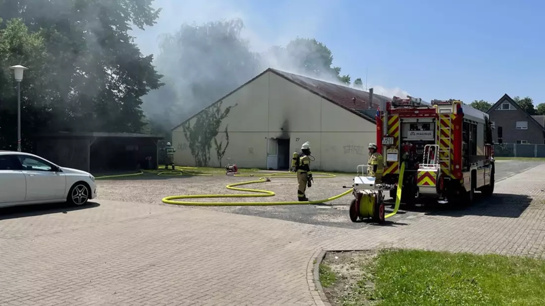 FW Xanten: Brand in Asylunterkunft in Xanten - keine Verletzten, Gebäude unbewohnbar - Bild: presseportal.de