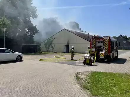FW Xanten: Brand in Asylunterkunft in Xanten - keine Verletzten, Gebäude unbewohnbar - Foto: presseportal.de