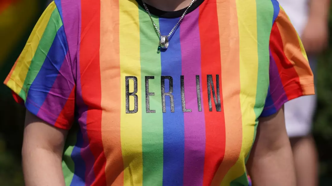 Darf das Regenbogennetzwerk des Bundestags am Christopher Street Day in Berlin teilnehmen? Darüber wird in scharfen Worten gestritten. (Archivbild) - Bild: Jörg Carstensen/dpa