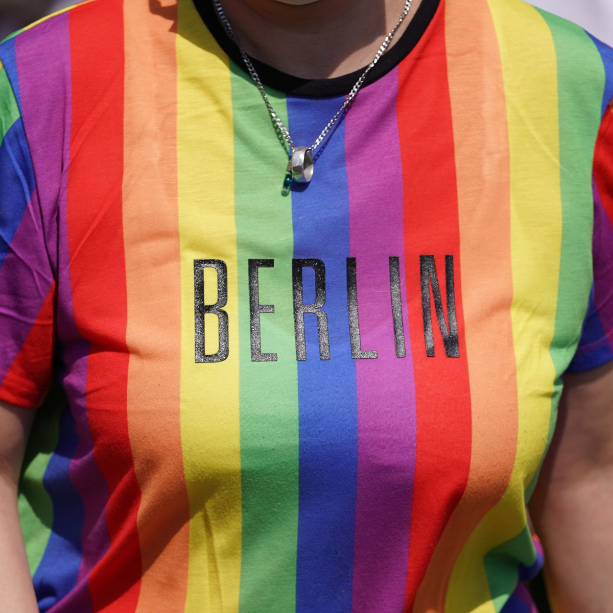 Darf das Regenbogennetzwerk des Bundestags am Christopher Street Day in Berlin teilnehmen? Darüber wird in scharfen Worten gestritten. (Archivbild) - Foto: Jörg Carstensen/dpa