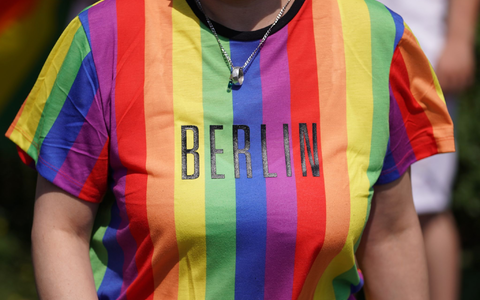 Darf das Regenbogennetzwerk des Bundestags am Christopher Street Day in Berlin teilnehmen? Darüber wird in scharfen Worten gestritten. (Archivbild) - Foto: Jörg Carstensen/dpa