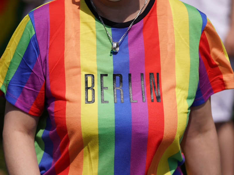 Darf das Regenbogennetzwerk des Bundestags am Christopher Street Day in Berlin teilnehmen? Darüber wird in scharfen Worten gestritten. (Archivbild) - Foto: Jörg Carstensen/dpa