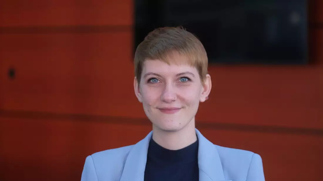 Die Queerbeauftragte Sophie Koch sieht den Ausschluss von Gruppen vom CSD kritisch. (Archivfoto) - Bild: Sebastian Willnow/dpa