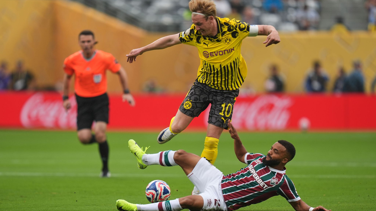 BVB-Keeper Gregor Kobel im Zusammenstoß mit Fluminenses Everaldo.  - Foto: Seth Wenig/AP/dpa