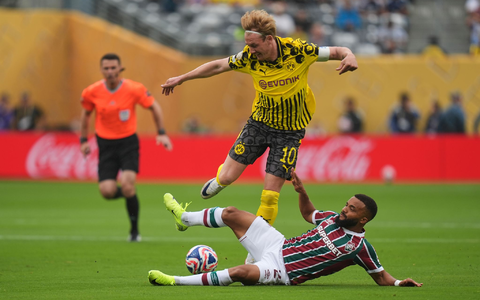 BVB-Keeper Gregor Kobel im Zusammenstoß mit Fluminenses Everaldo. - Foto: Seth Wenig/AP/dpa BVB-Keeper Gregor Kobel im Zusammenstoß mit Fluminenses Everaldo. - Foto: Seth Wenig/AP/dpa