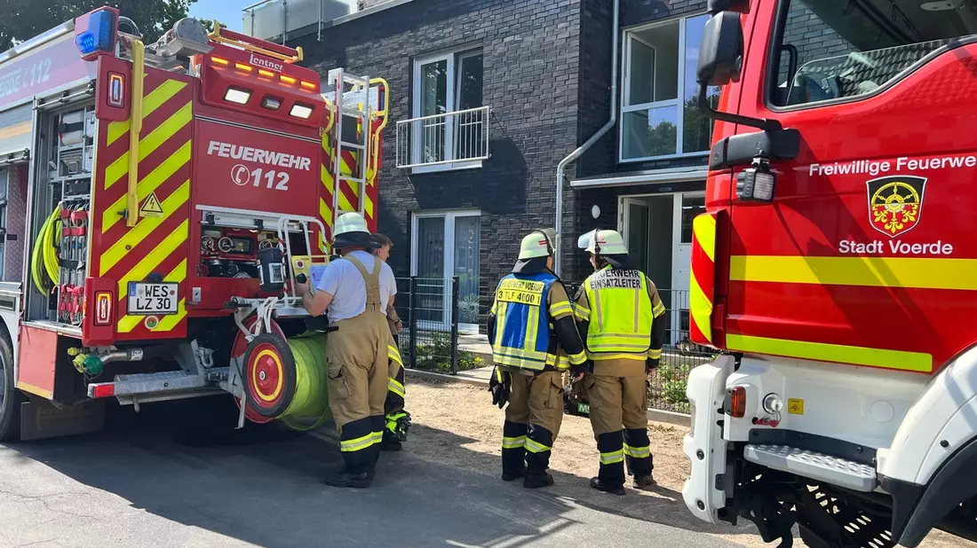 FW Voerde: Aufwändige Lüftungsmaßnahmen bei Brand in Voerde- Spellen - Bild: presseportal.de