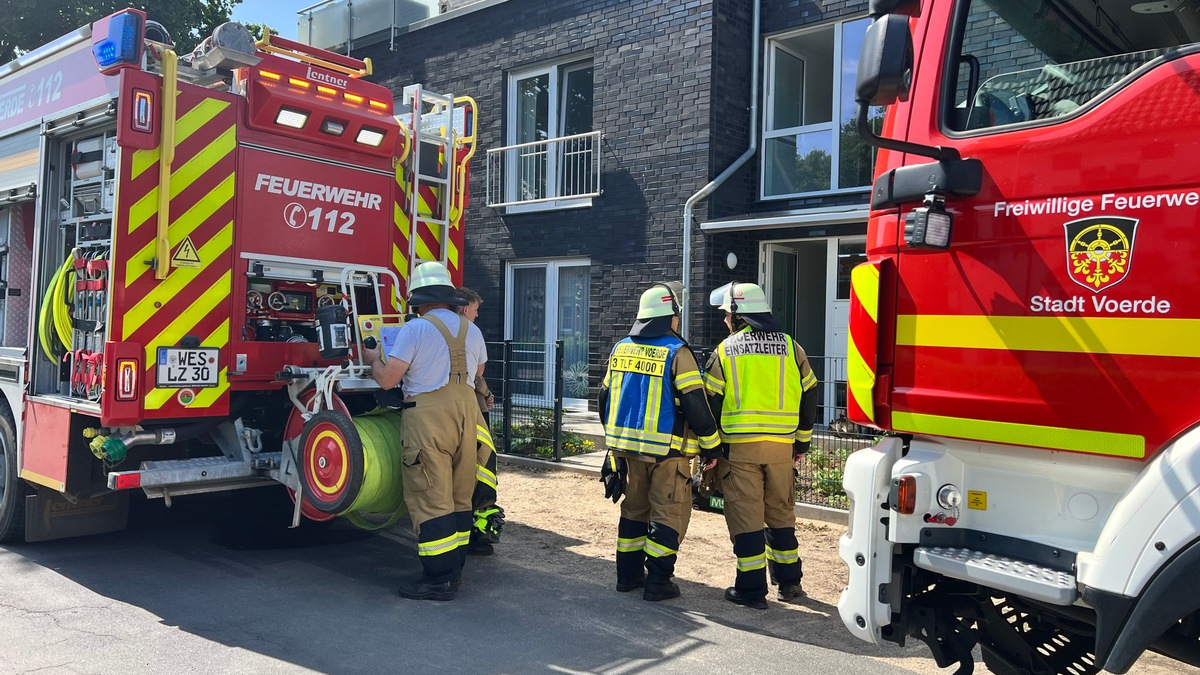 FW Voerde: Aufwändige Lüftungsmaßnahmen bei Brand in Voerde- Spellen - Foto: presseportal.de