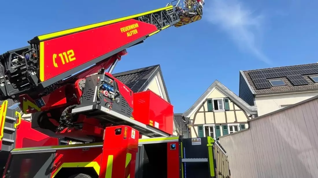 FW Alfter: Brand in einem Fachwerkhaus - aufmerksame Bewohner und Feuerwehr verhindern Brandausbreitung - Bild: presseportal.de
