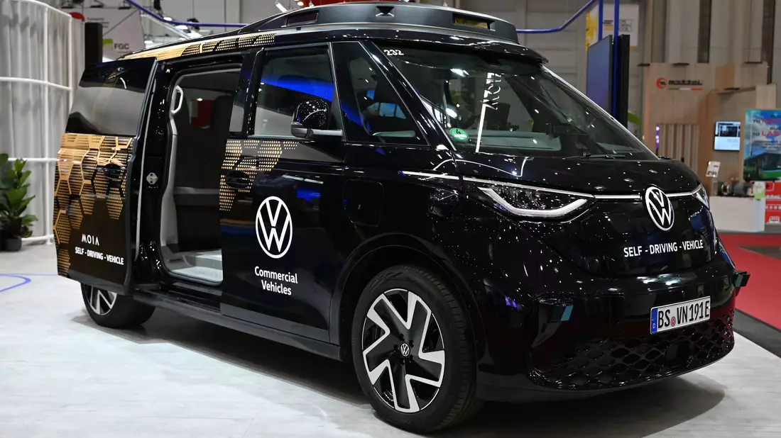 Nach VW-Angaben ist es das erste voll autonom fahrende Serienfahrzeug aus europäischer Produktion. - Bild: David Hammersen/dpa