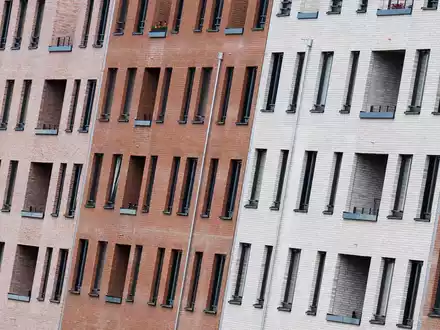 Vor allem in Ballungsräumen ist bezahlbarer Wohnraum knapp. (Archivbild) - Foto: Julian Stratenschulte/dpa