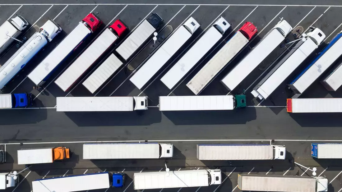 Wer als Lkw-Fahrer oder -Fahrerin einen Parkplatz sucht, ist oft gezwungen, an ungeeigneten Stellen zu halten. (Symbolbild)  - Bild: Arnulf Stoffel/dpa