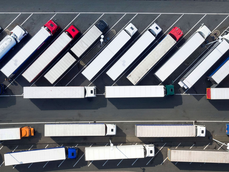 Wer als Lkw-Fahrer oder -Fahrerin einen Parkplatz sucht, ist oft gezwungen, an ungeeigneten Stellen zu halten. (Symbolbild)  - Foto: Arnulf Stoffel/dpa
