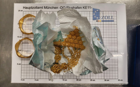 HZA-M: Zoll entdeckt Goldschmuck, versteckt in Babywindeln - Foto: presseportal.de
