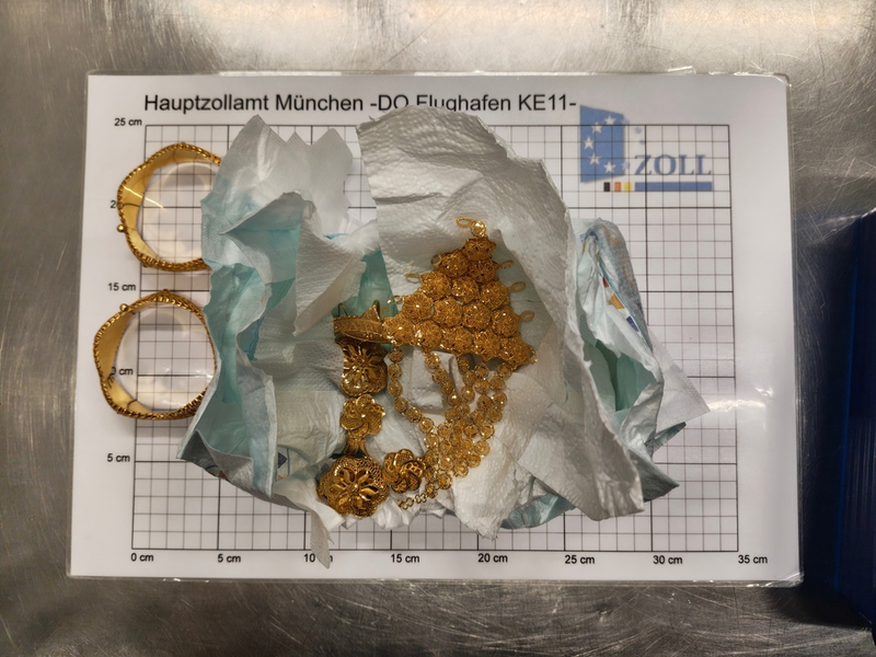 HZA-M: Zoll entdeckt Goldschmuck, versteckt in Babywindeln - Foto: presseportal.de