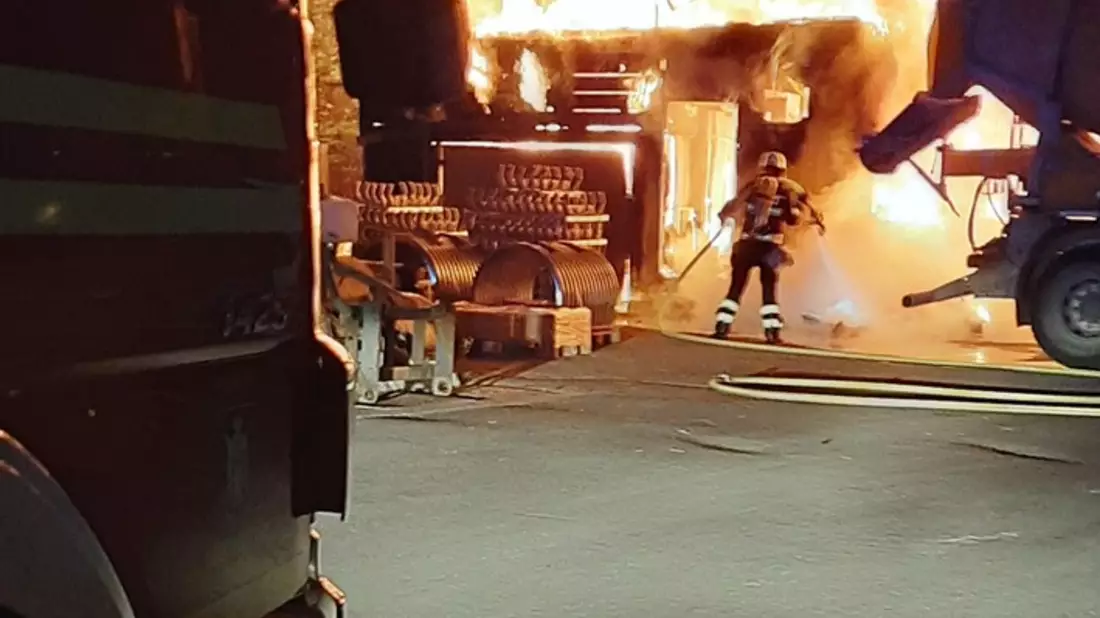 FW-M: Mehrere Baucontainer in Flammen (Lerchenau) - Bild: presseportal.de
