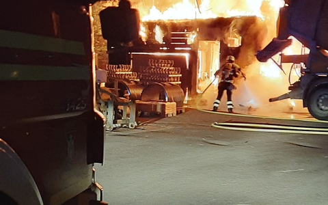 FW-M: Mehrere Baucontainer in Flammen (Lerchenau) - Foto: presseportal.de
