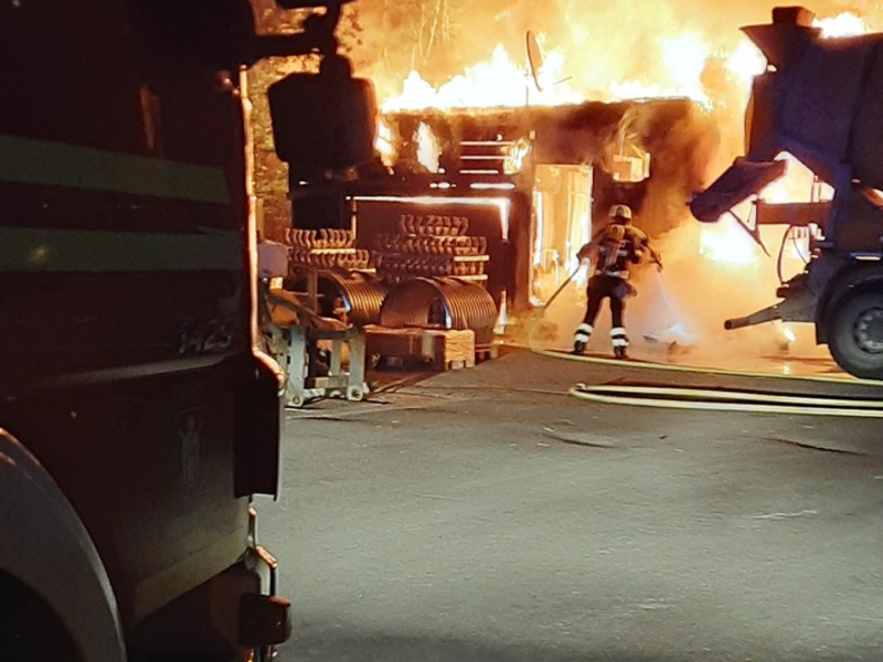FW-M: Mehrere Baucontainer in Flammen (Lerchenau) - Foto: presseportal.de