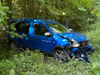 POL-RBK: Overath - Pkw-Fahrerin kommt von Fahrbahn ab und prallt gegen Baum - Foto: presseportal.de
