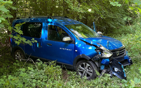 POL-RBK: Overath - Pkw-Fahrerin kommt von Fahrbahn ab und prallt gegen Baum - Foto: presseportal.de