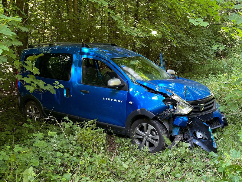 POL-RBK: Overath - Pkw-Fahrerin kommt von Fahrbahn ab und prallt gegen Baum - Foto: presseportal.de