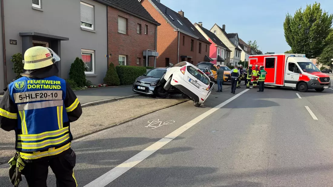 FW-DO: PKW fährt auf parkendes Fahrzeug auf - Bild: presseportal.de