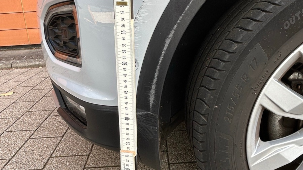 POL-PDPS: Auto gestreift und geflüchtet - Foto: presseportal.de