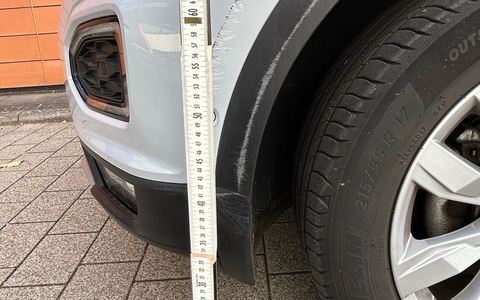 POL-PDPS: Auto gestreift und geflüchtet - Foto: presseportal.de