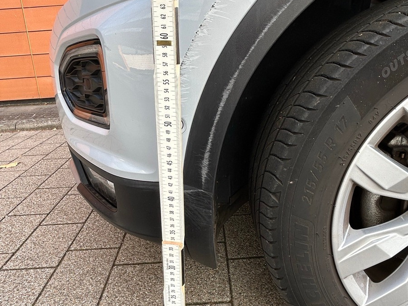 POL-PDPS: Auto gestreift und geflüchtet - Foto: presseportal.de