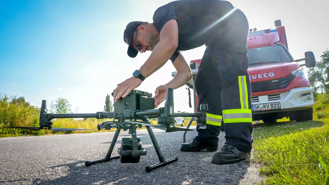 Mit Drohnen suchten Feuerwehren und Einsatzkräfte der Polizei am Dienstag nach einer angeblichen Großkatze im Umfeld des Geiseltalsees im südlichen Sachsen-Anhalt. Die großangelegte Aktion wurde mittlerweile eingestellt.  - Bild: Heiko Rebsch/dpa