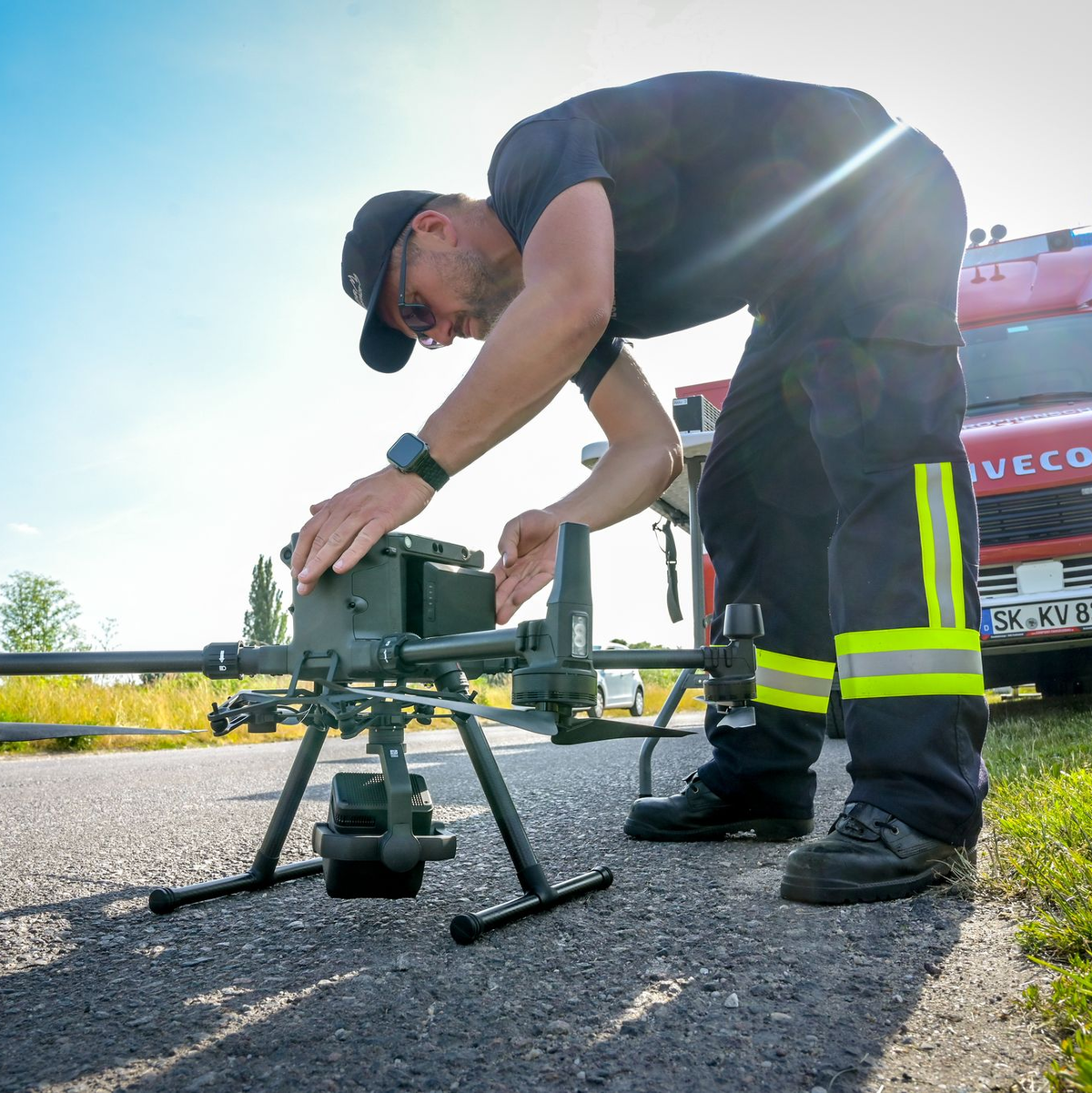 Mit Drohnen suchten Feuerwehren und Einsatzkräfte der Polizei am Dienstag nach einer angeblichen Großkatze im Umfeld des Geiseltalsees im südlichen Sachsen-Anhalt. Die großangelegte Aktion wurde mittlerweile eingestellt.  - Foto: Heiko Rebsch/dpa