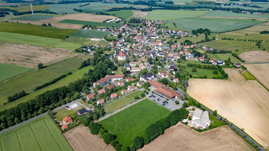 Auch auf dem Land versuchen viele Initiativen, kulturelle Angebote zu organisieren und den Zusammenhalt zu stärken. (Archivbild) - Bild: Robert Michael/dpa