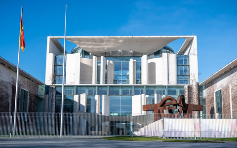 Am Nachmittag wollen sich die Ministerpräsidenten mit Bundeskanzler Merz treffen. (Archivbild) - Foto: Michael Kappeler/dpa