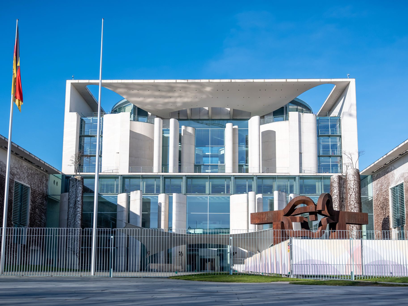 Am Nachmittag trafen sich die Ministerpräsidenten mit Bundeskanzler Merz. (Archivbild) - Foto: Michael Kappeler/dpa