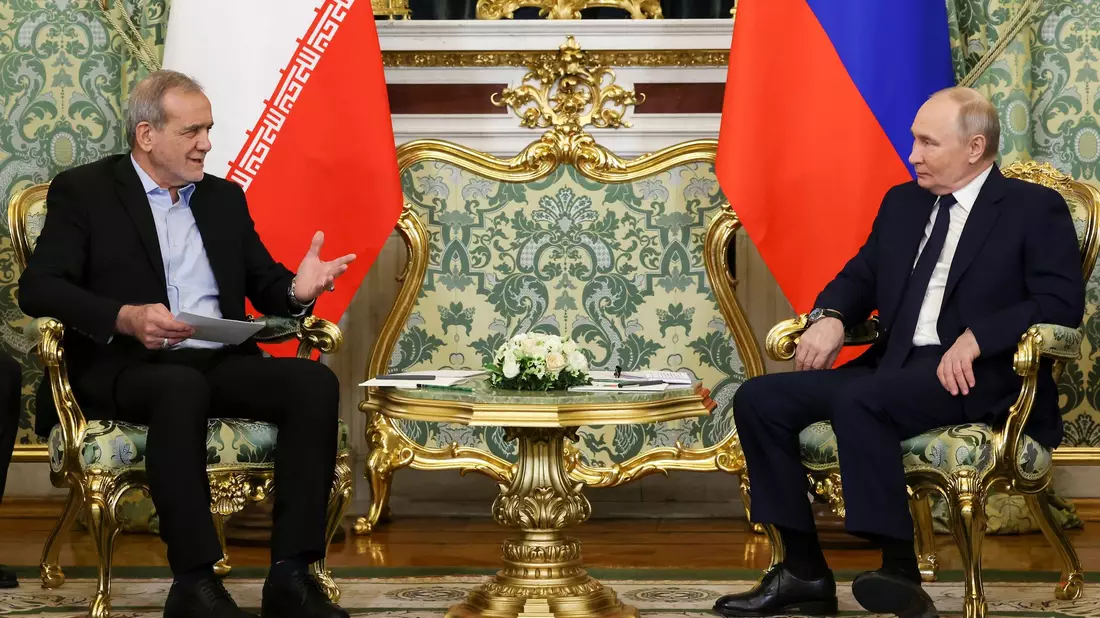 Russland und der Iran haben eine strategische Partnerschaft geschlossen - allerdings ohne eine Klausel über einen gegenseitigen militärischen Beistand. (Archivbild) - Bild: Vyacheslav Prokofyev/Pool Sputnik Kremlin/AP/dpa