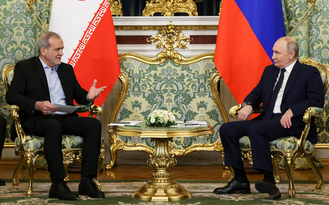Russland und der Iran haben eine strategische Partnerschaft geschlossen - allerdings ohne eine Klausel über einen gegenseitigen militärischen Beistand. (Archivbild) - Foto: Vyacheslav Prokofyev/Pool Sputnik Kremlin/AP/dpa