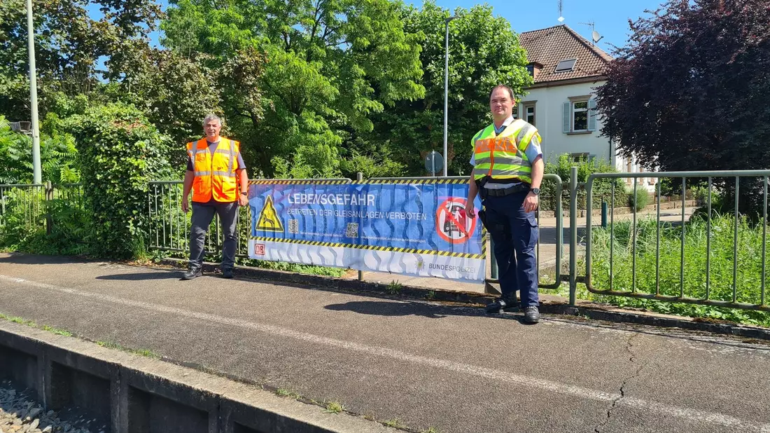 BPOLI-OG: Bahn und Bundespolizei bringen Warnbanner im Bahnhof Gengenbach an - Bild: presseportal.de