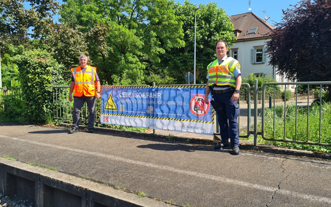 BPOLI-OG: Bahn und Bundespolizei bringen Warnbanner im Bahnhof Gengenbach an - Foto: presseportal.de
